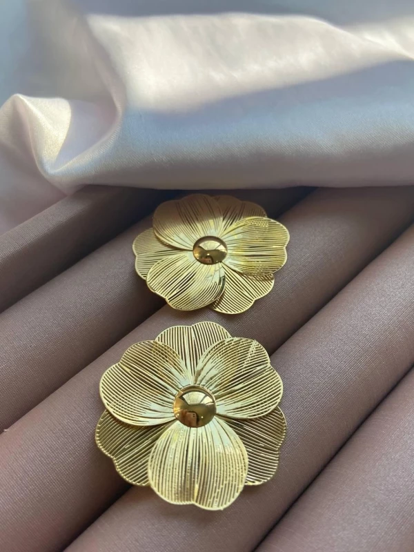 Brinco flor 3,5cm seis pétalas formato coração sobrepostas texturizadas com frisos banhado ouro 18