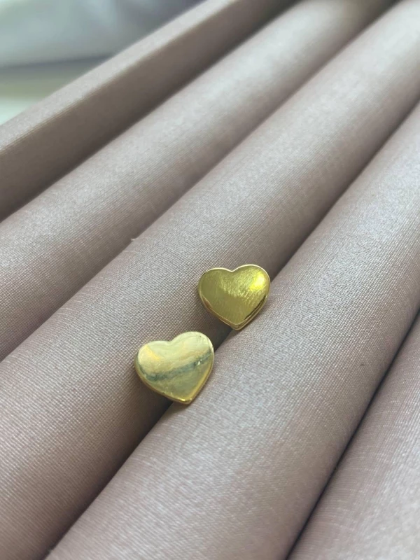 Brinco coração chapinha 1cm liso banhado ouro 18