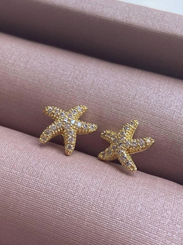 Brinco estrela do mar 1cm toda cravejada de zircônias cristais banhado ouro 18