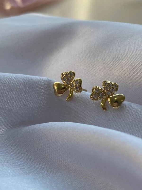 Brinco trevo 1cm três pétalas uma lisa e duas cravejadas de zircônias cristais banhado ouro 18