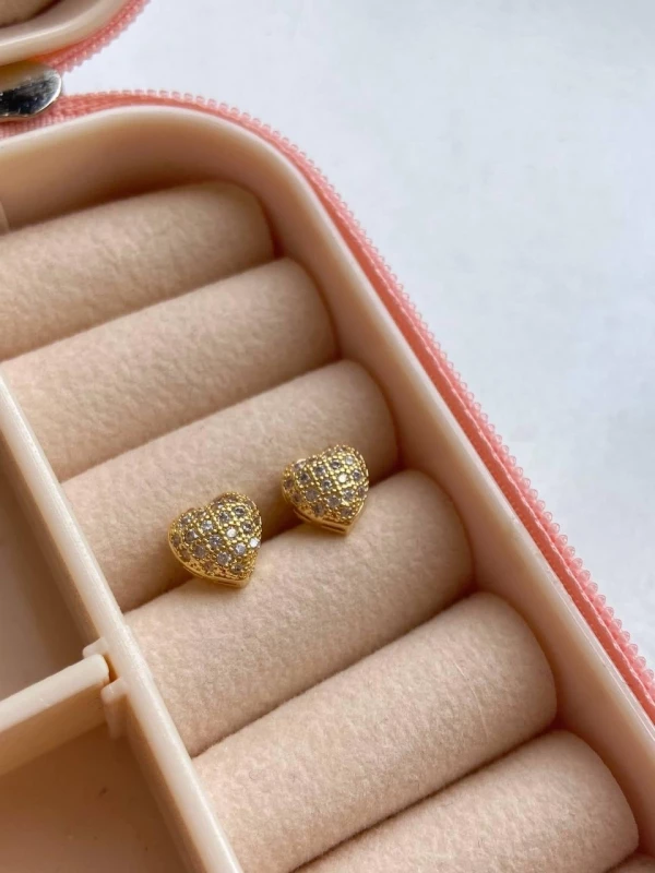 Brinco coração 0,8cm quadriculado cravejado de zircônias cristais entre mini bolinhas em caixa alta banhado ouro 18
