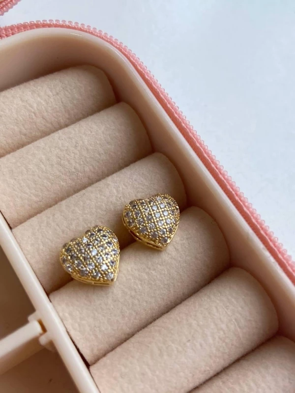 Brinco coração 1cm quadriculado cravejado de zircônias cristais entre mini bolinhas em caixa alta banhado ouro 18