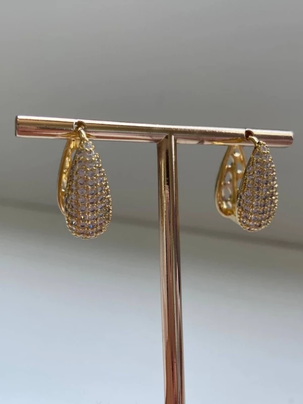 Brinco argola click 2cm formato gota frente cravejada de zircônias cristais e atrás gotas vazadas banhado ouro 18