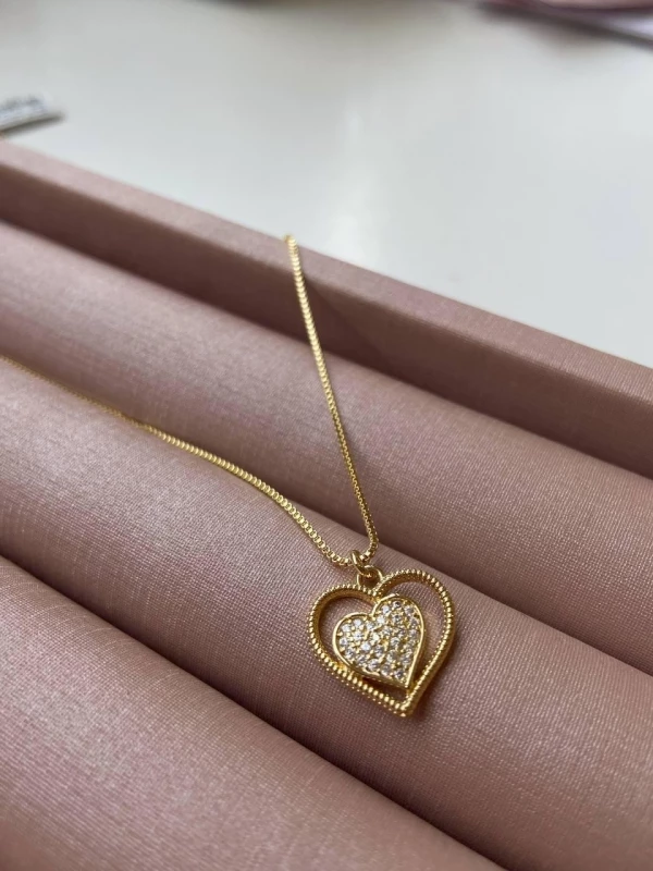 Colar 45cm veneziana com coração cravejado de zircônias dentro de coração vazado 1,5cm texturizado banhado ouro 18