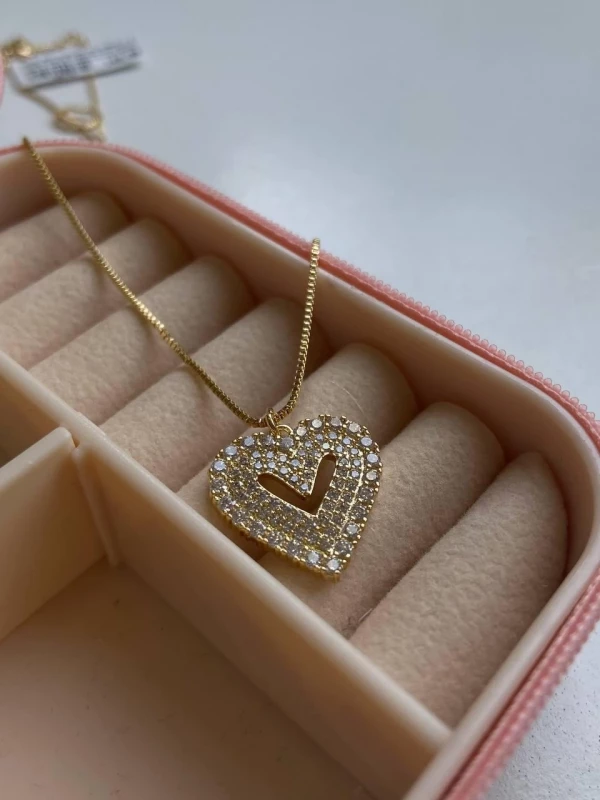 Colar 45cm veneziana com coração 1,8cm cravejado de zircônias com lado frisado e coração vazado no meio banhado ouro 18