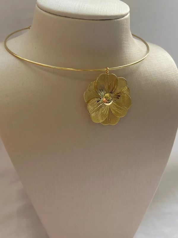 Choker aste dura 12cm lisa com flor 3,5cm seis pétalas formato coração frisadas banhado ouro 18