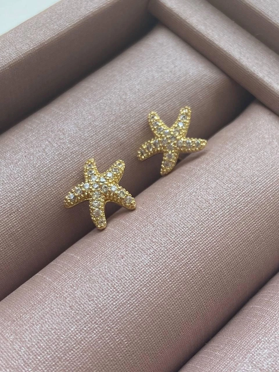 Brinco estrela do mar 1,3cm toda cravejada de zircônias cristais banhado ouro 18