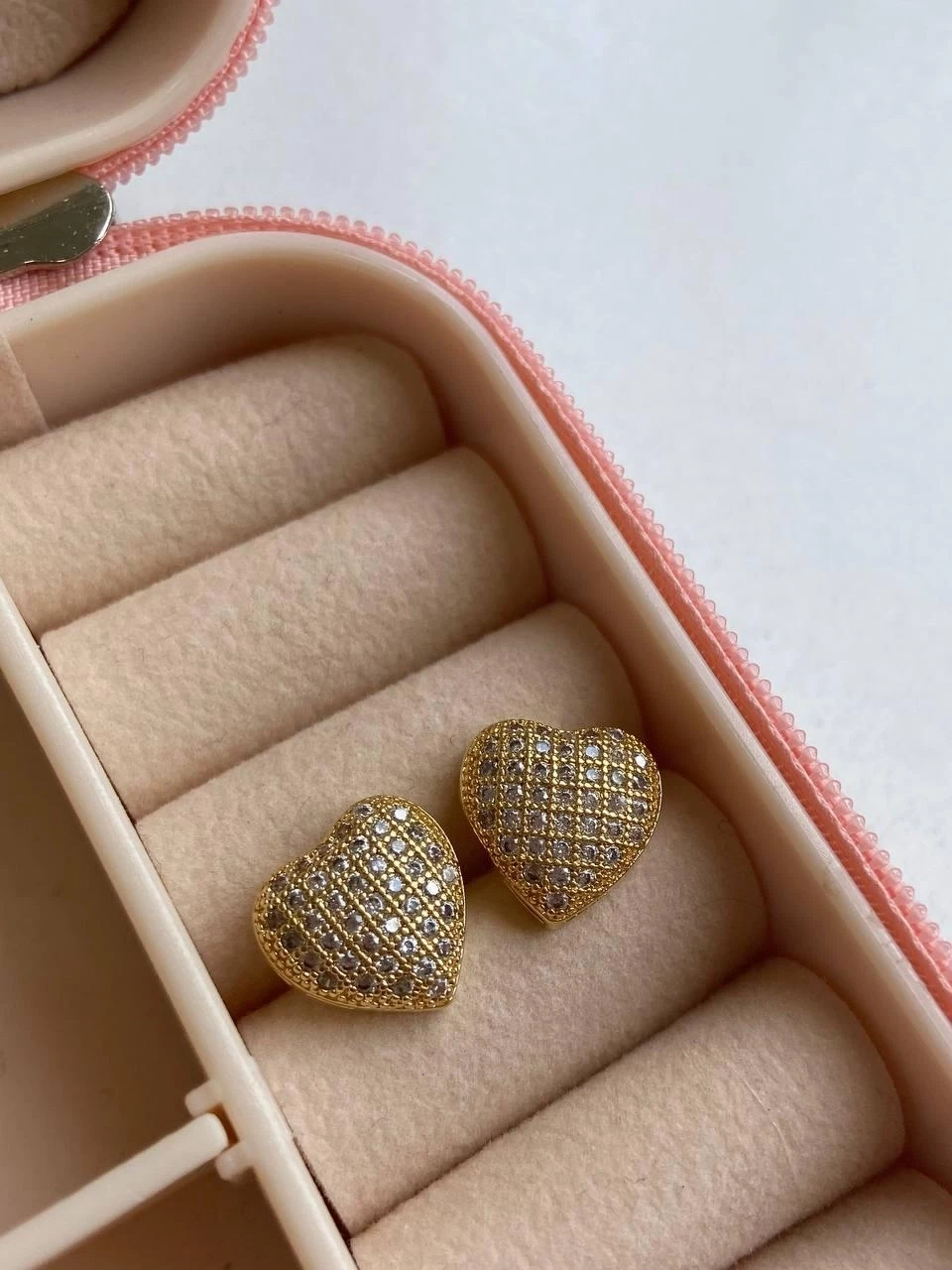Brinco coração 1,3cm quadriculado cravejado de zircônias cristais entre mini bolinhas em caixa alta banhado ouro 18