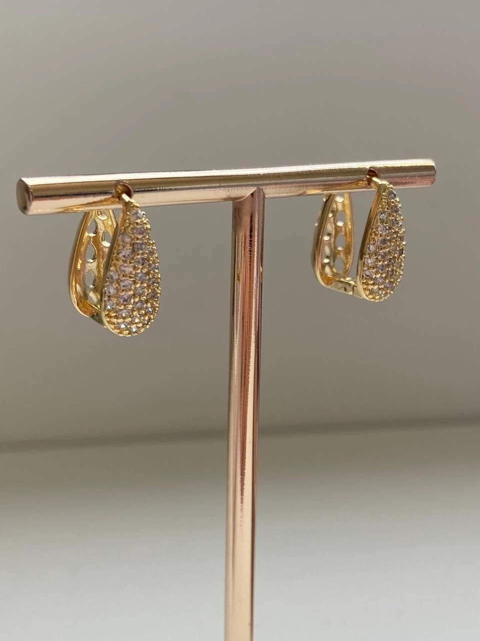 Brinco argola click 1,5cm formato gota frente cravejada de zircônias cristais e atrás gotas vazadas banhado ouro 18