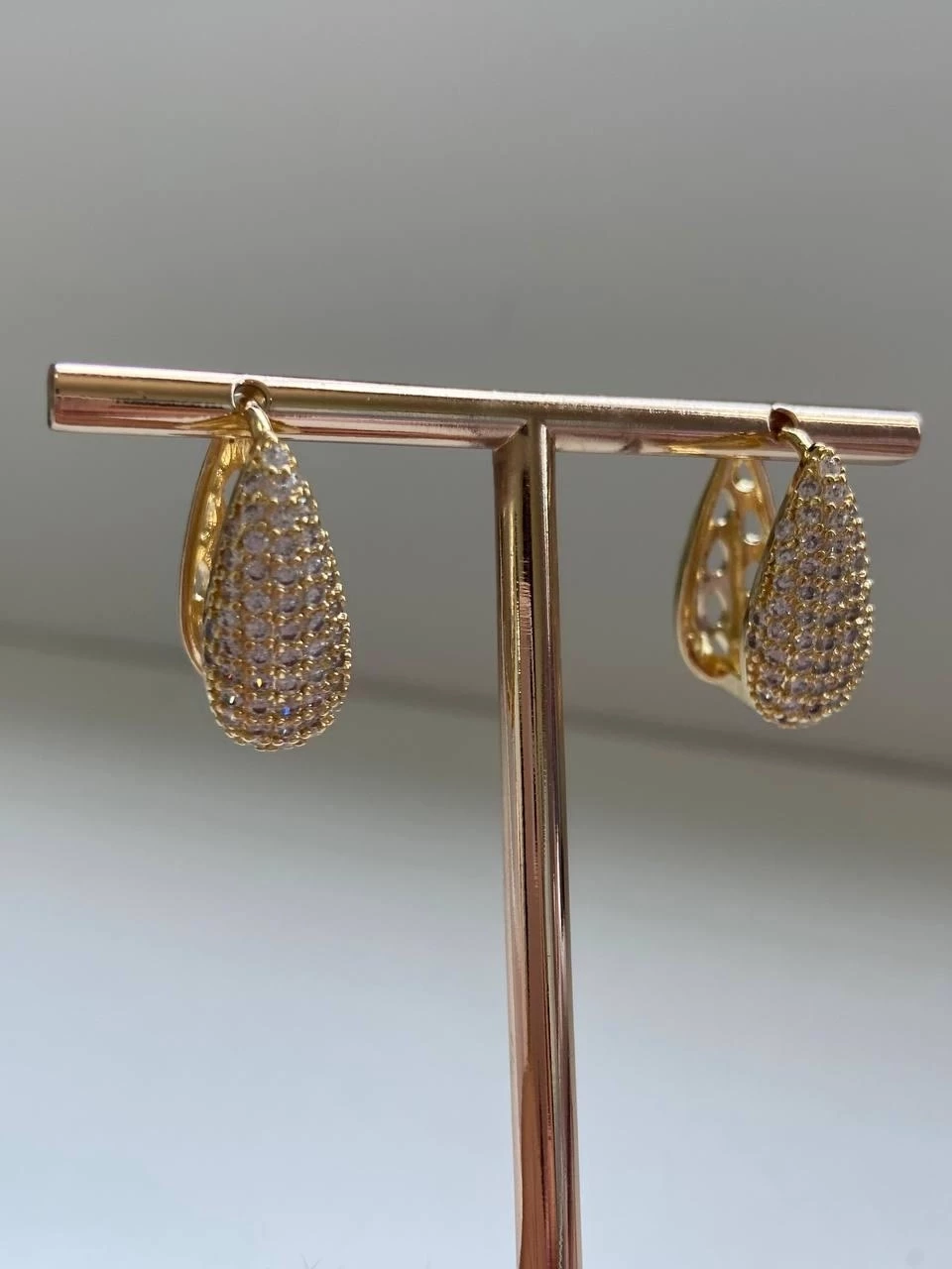 Brinco argola click 2cm formato gota frente cravejada de zircônias cristais e atrás gotas vazadas banhado ouro 18