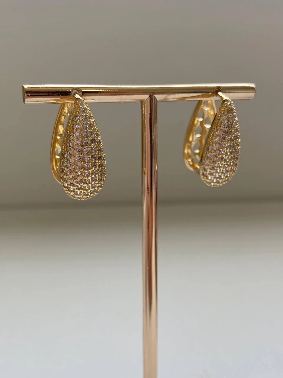 Brinco argola click 2,5cm formato gota frente cravejada de zircônias cristais e atrás gotas vazadas banhado ouro 18